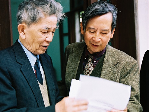 GS.NGND Đinh Văn Đức (phải) và GS.NGND Nguyễn Tài Cẩn (trái)